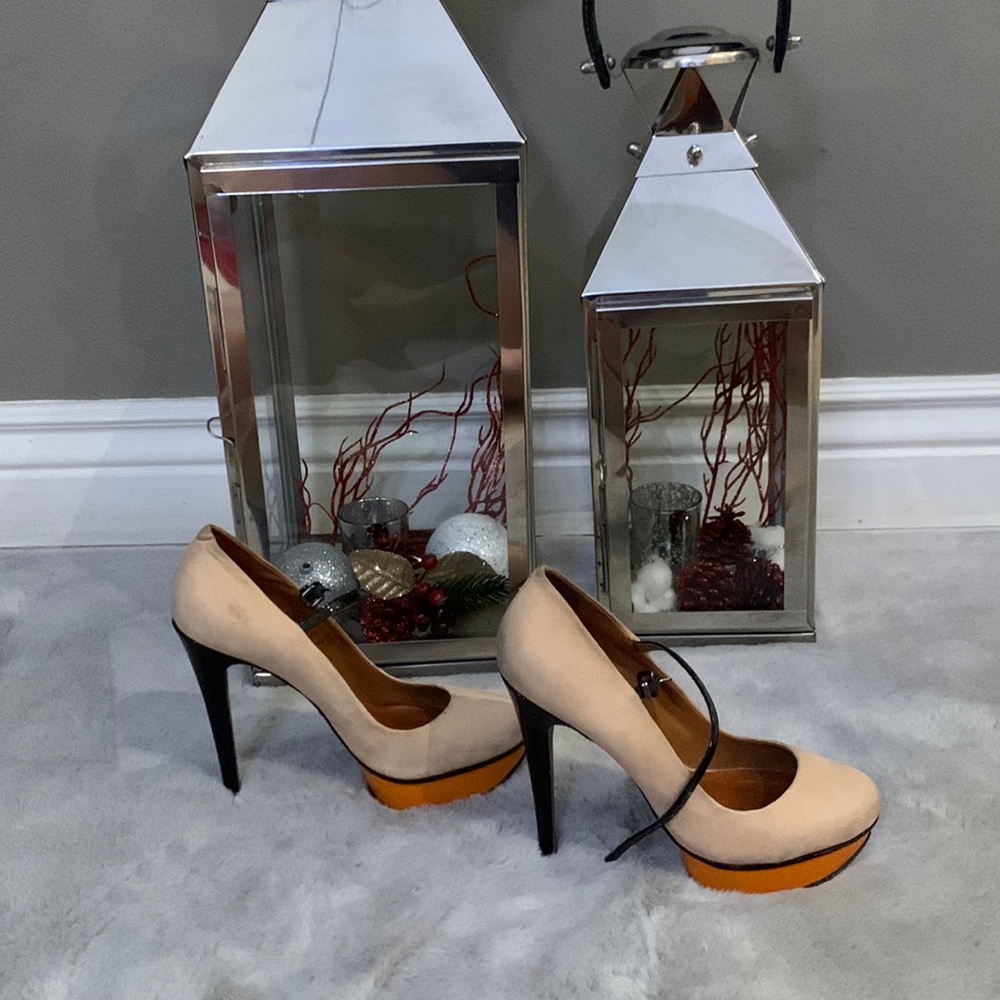 Awesome shoes very comfortable Schutz very good condition!!